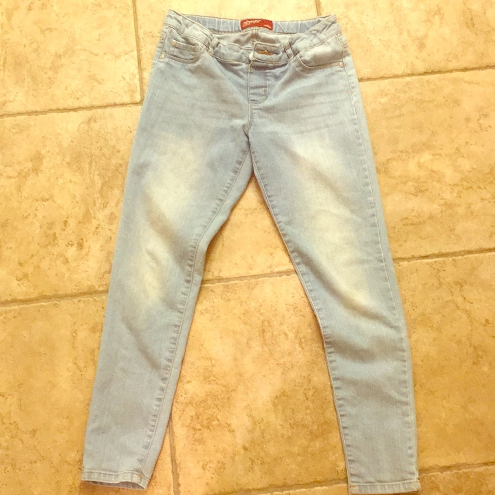 Light-wash jean/jegging